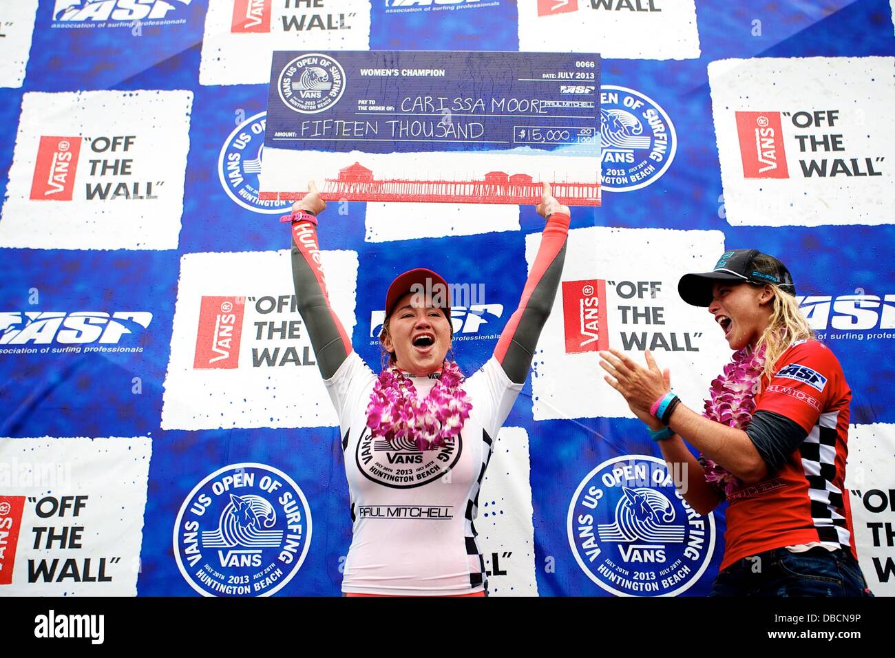 Huntington Beach, CA, USA. 28 juillet, 2013. Le 28 juillet 2013 : Carissa Moore d'Hawaii soulève son chèque après avoir remporté l'US Open de Surf Vans tenue du concours à Huntington Beach, CA. Credit : csm/Alamy Live News Banque D'Images