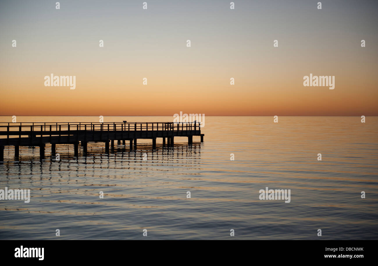 Coucher de soleil sur la promenade en bois de Hamelin Pool, Shark Bay, une zone du patrimoine mondial, l'Australie Occidentale Banque D'Images