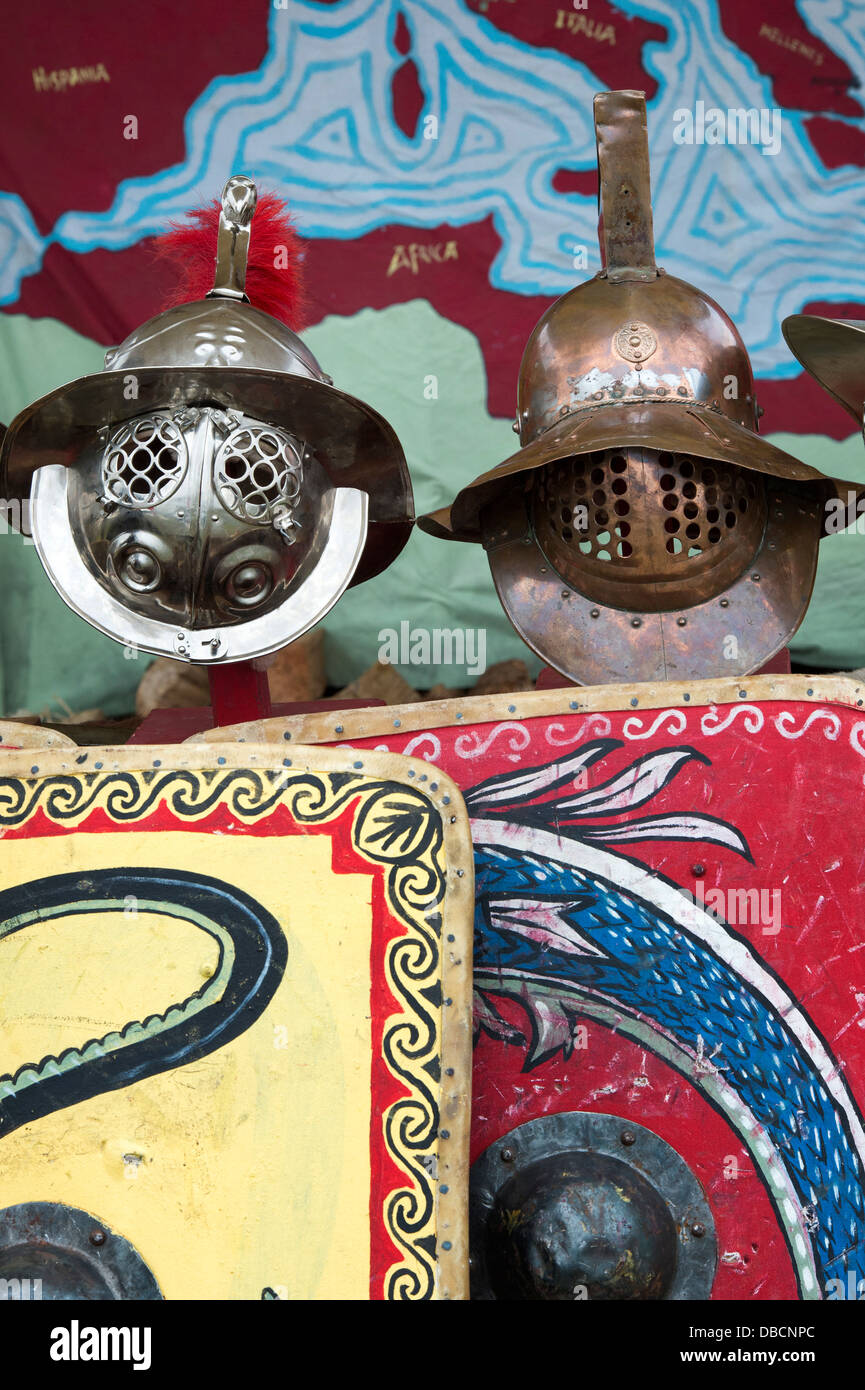 Casques et boucliers gladiateur lors d'une reconstitution historique. UK Banque D'Images