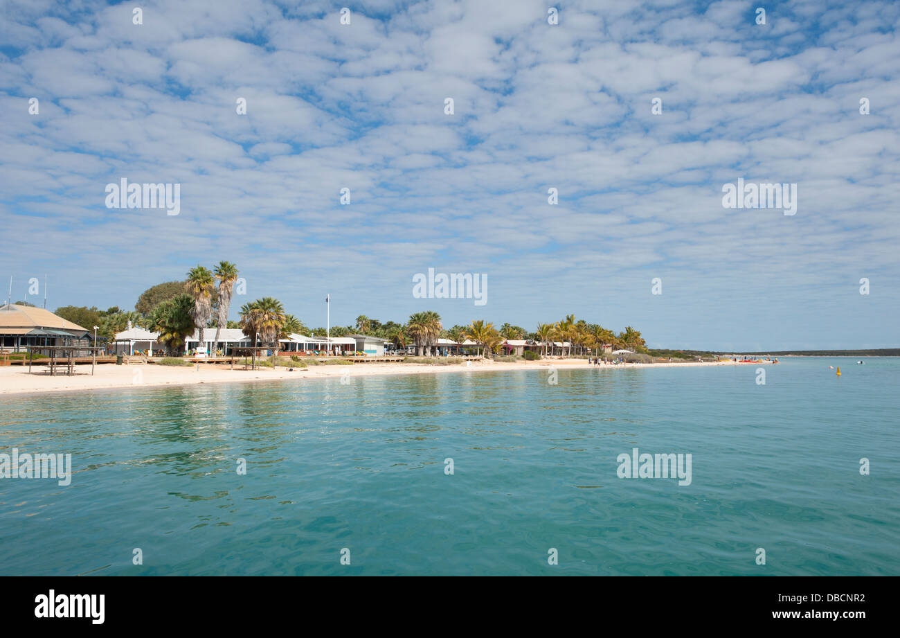 Vue de Monkey Mia holiday resort et de la plage de sable fin de la navigation de plaisance, la jetée de la baie Shark, zone du patrimoine mondial, l'Australie Occidentale Banque D'Images