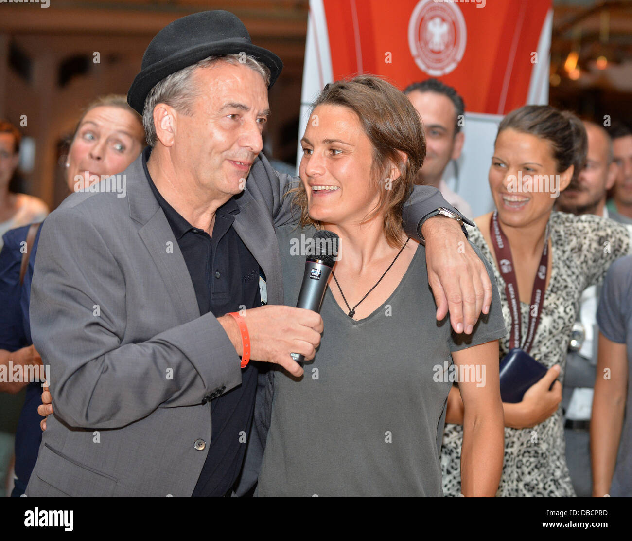 Solna, Suède. 27 juillet, 2013. Le président Wolfgang Niersbach DFB et gardien Nadine Angerer prononcer un discours lors de la célébration de la victoire de l'équipe hôtel à Solna, Suède, 27 juillet 2013. L'Allemagne a gagné la finale de l'UEFA European Women's Championship 1-0 contre la Norvège. Photo : CARMEN JASPERSEN/dpa/Alamy Live News Banque D'Images
