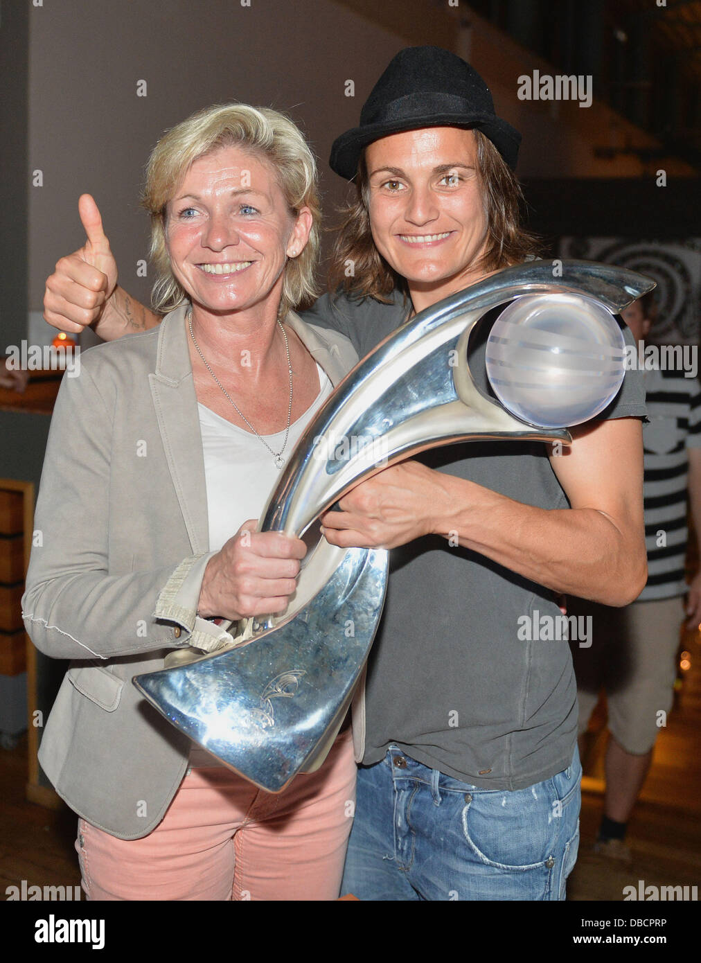 Solna, Suède. 27 juillet, 2013. National Soccer player Nadine Angerer (R) et entraîneur national Silvia Neid tenir la tasse à la célébration de la victoire de l'équipe hôtel à Solna, Suède, 27 juillet 2013. L'Allemagne a gagné la finale de l'UEFA European Women's Championship 1-0 contre la Norvège. Photo : CARMEN JASPERSEN/dpa/Alamy Live News Banque D'Images