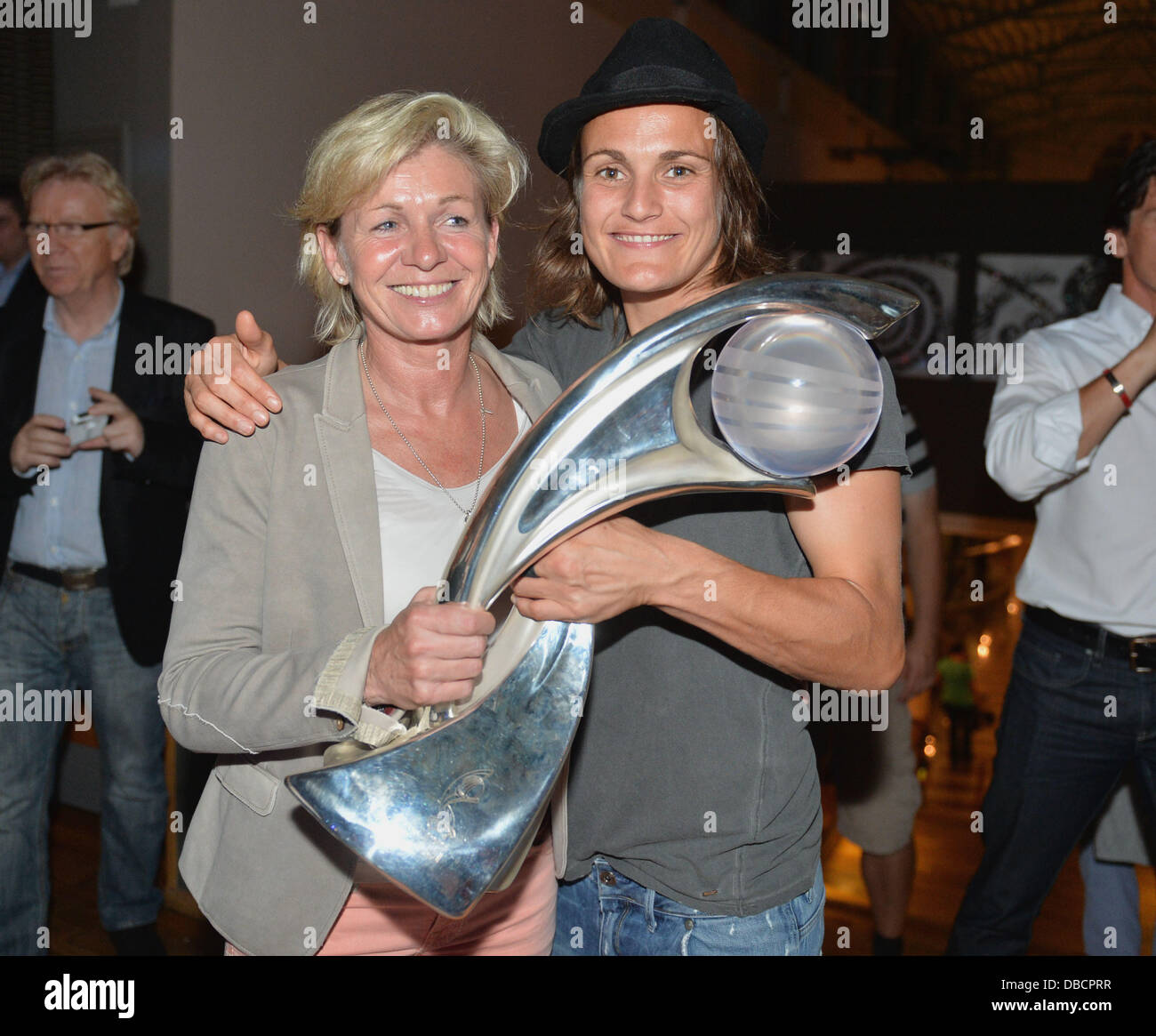Solna, Suède. 27 juillet, 2013. National Soccer player Nadine Angerer (R) et entraîneur national Silvia Neid tenir la tasse à la célébration de la victoire de l'équipe hôtel à Solna, Suède, 27 juillet 2013. L'Allemagne a gagné la finale de l'UEFA European Women's Championship 1-0 contre la Norvège. Photo : CARMEN JASPERSEN/dpa/Alamy Live News Banque D'Images