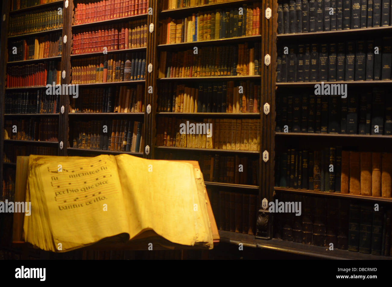 Les vieux livres dans la bibliothèque de l'ancien couvent de Santo Domingo, Lima, Pérou Banque D'Images