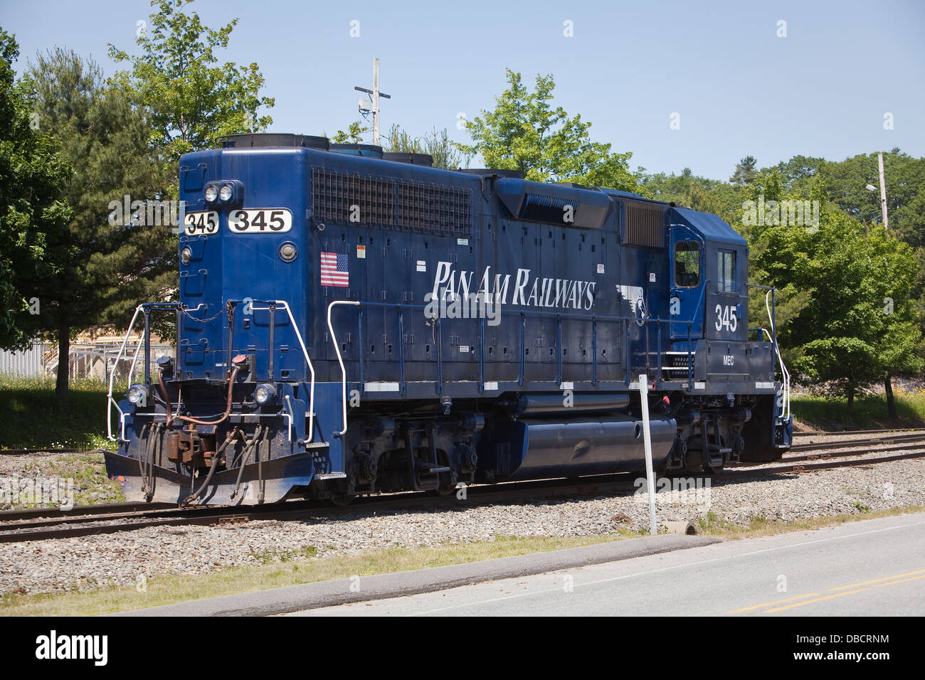 Une locomotive de chemin de fer de la Pan Am est représenté par le verso l'usine de papier de Bucksport, Maine Banque D'Images