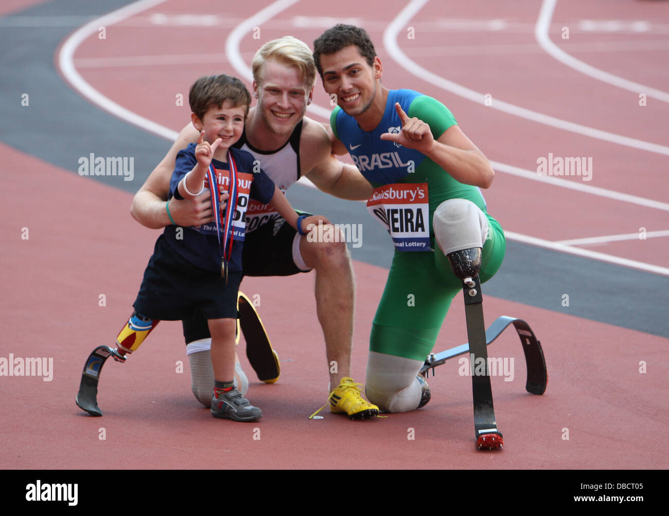 Stratford, au Royaume-Uni. 28 juillet, 2013. L-R Rio Woolfe, Jonnie Peacock et Alan Oliveira gagnant du 100m hommes-T43/44 au cours de la dernière réunion d'athlétisme de la Ligue de diamant de la Queen Elizabeth Olympic Park. Credit : Action Plus Sport/Alamy Live News Banque D'Images