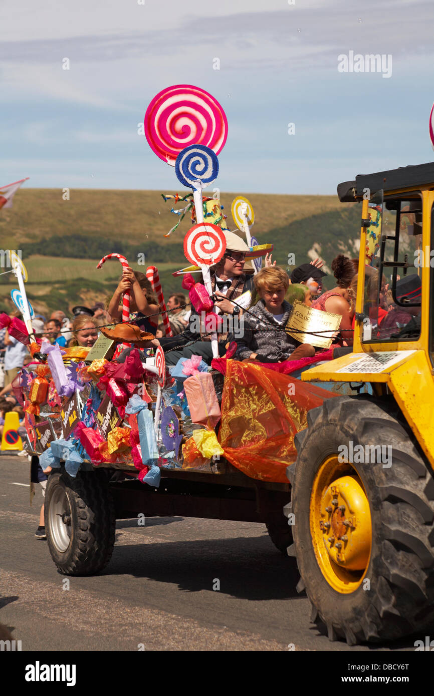 Swanage, Dorset UK 28 juillet 2013. Des milliers de visiteurs descendent sur pour regarder la procession de Swanage, dans le cadre de la semaine du Carnaval de Swanage. Credit : Carolyn Jenkins/Alamy Live News Banque D'Images