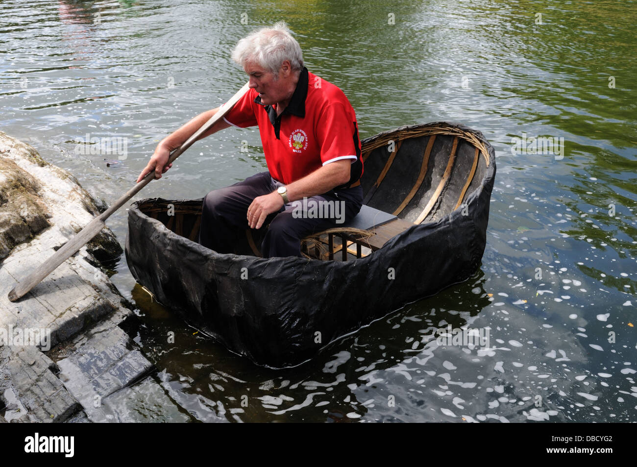 Et l'Artisan pêcheur Coracle Denzil Davies qui a traversé la Manche dans une rivière Teifi en 1970 coracle à Cenarth Falls Banque D'Images