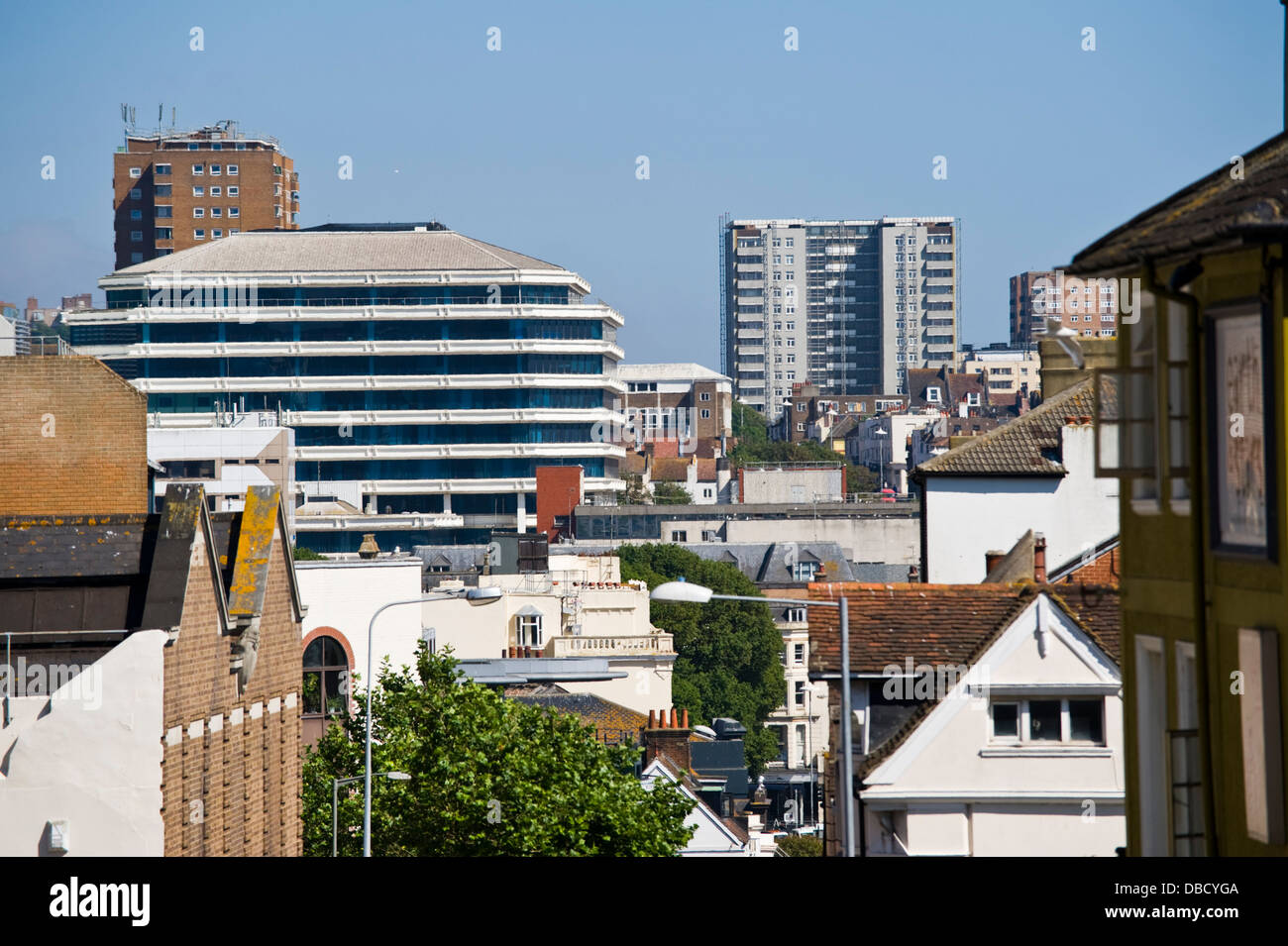 Vue urbaine avec American Express, connu comme le gâteau de mariage, au centre de Brighton East Sussex England UK Banque D'Images Vue urbaine avec American Express, connu comme le gâteau de mariage, au centre de Brighton East Sussex England UK Banque D'Images