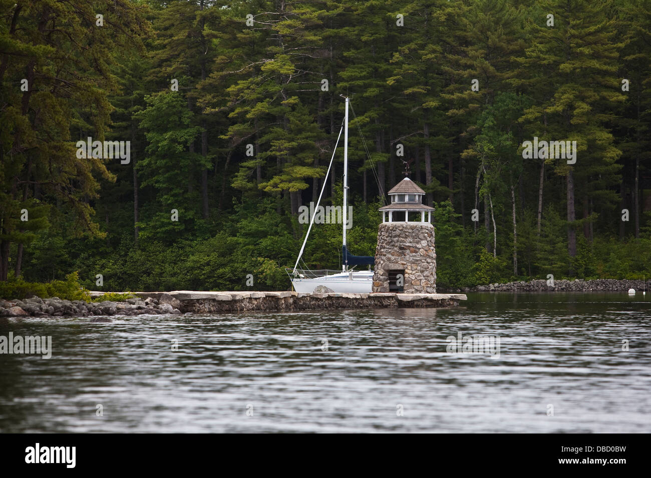 Un mini-phare est représenté à Sebago Lake dans la région de South Casco, Maine Banque D'Images