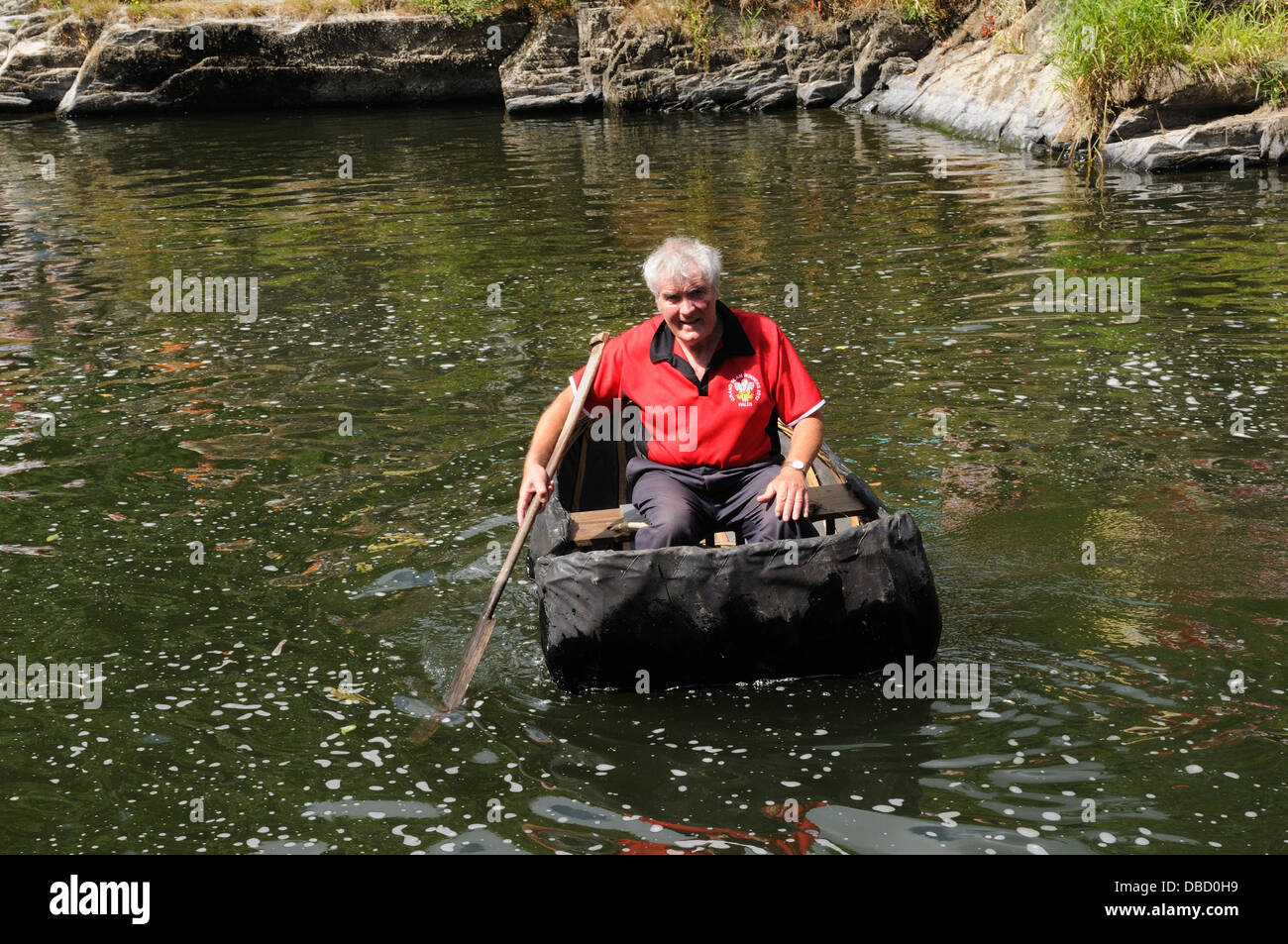 Et l'Artisan pêcheur Coracle Denzil Davies qui a traversé la Manche dans une rivière Teifi en 1970 coracle à Cenarth Falls Banque D'Images