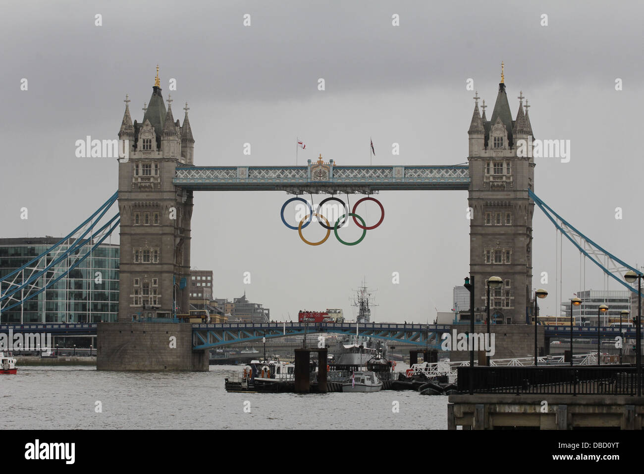 Anneaux olympiques sur Tower Bridge Londres Banque D'Images