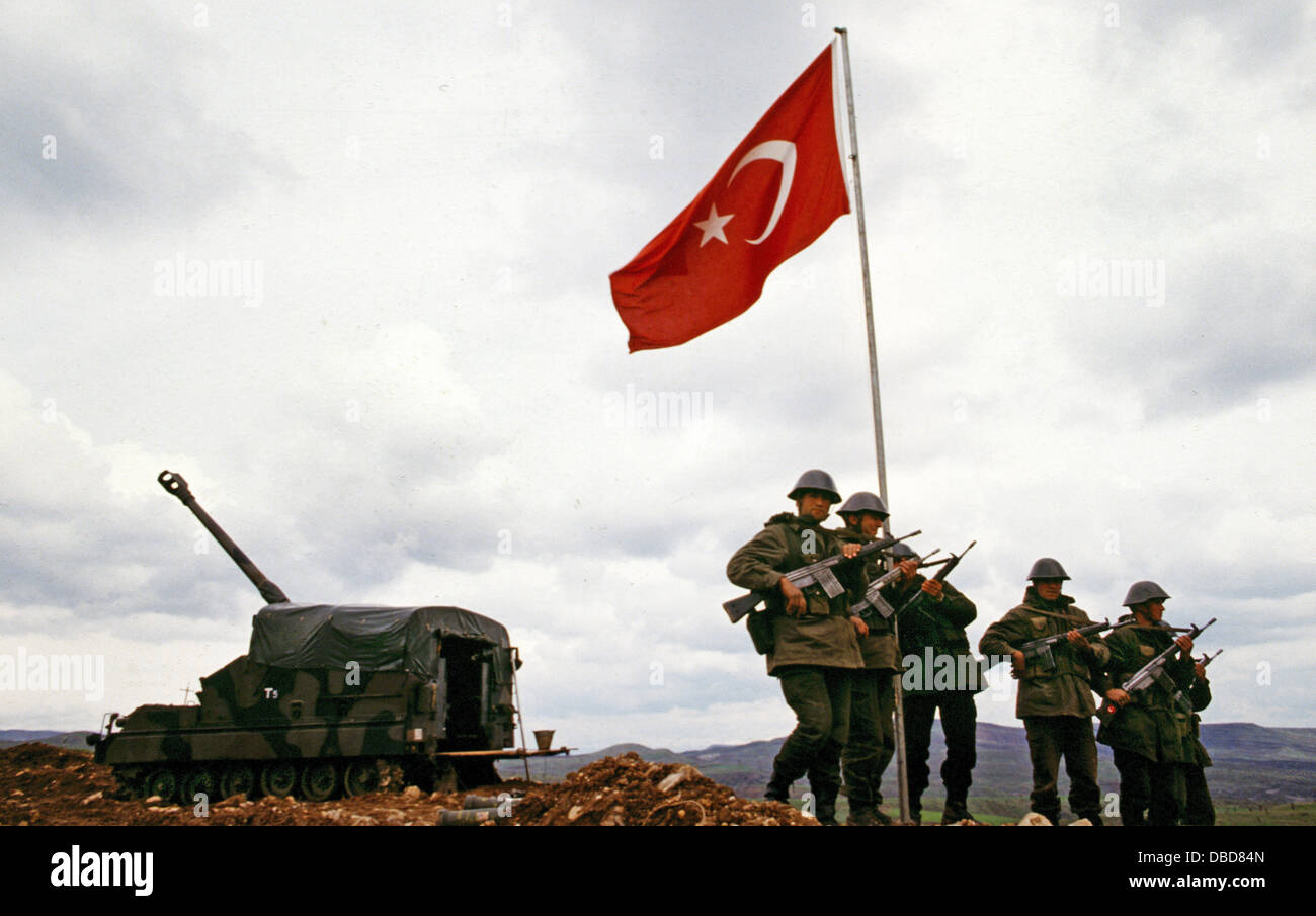 Mars 1995. Irak/Turquie frontière. Lever leur drapeau militaire turque au cours de l'invasion du Kurdistan irakien pour attaquer des guérilleros du Parti des Travailleurs du Kurdistan (PKK). C'était la plus grande intervention militaire de la Turquie depuis l'invasion de Chypre. Banque D'Images