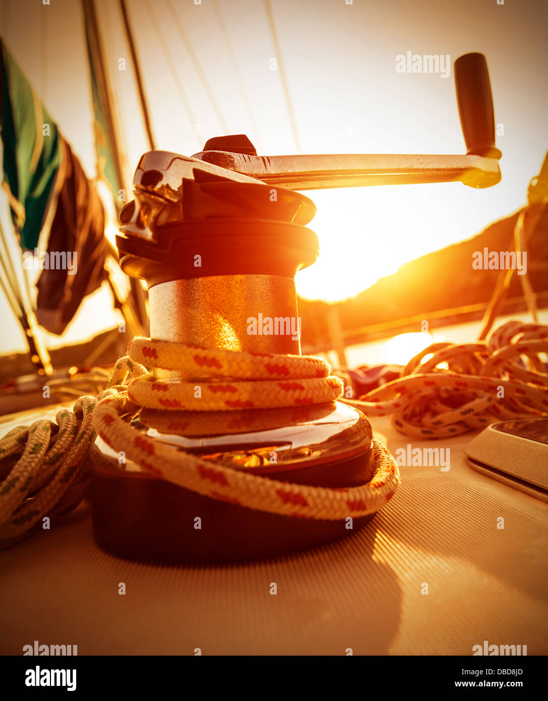 Gros plan sur la poignée de manivelle de yacht au coucher du soleil, la lumière jaune voilier détail, vie active, de l'eau sport, transport de luxe Banque D'Images