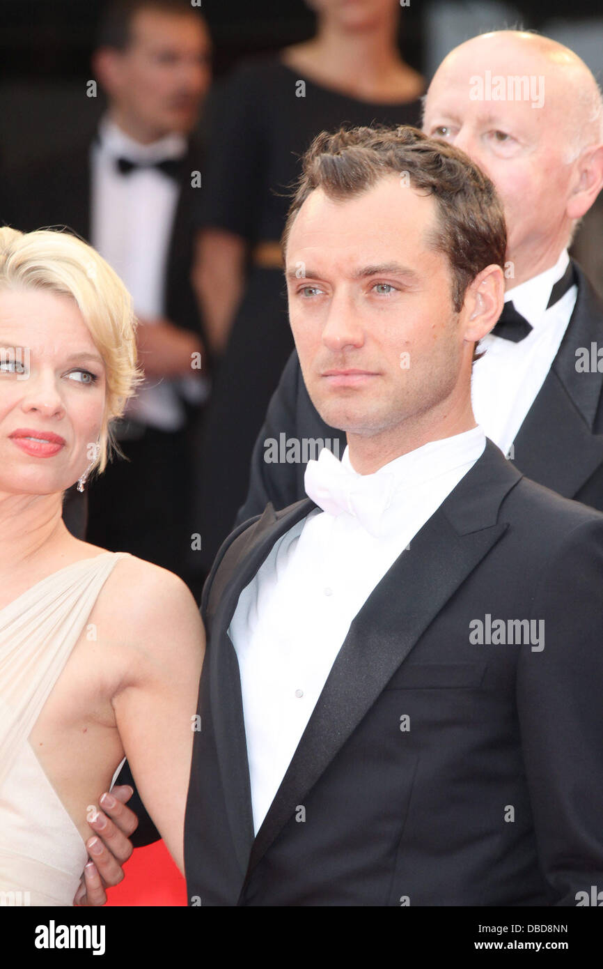 L'acteur Jude Law 2011 Cannes International Film Festival - Tapis rouge pour 'Les Beins-Aimes» et cérémonie de clôture des arrivées - Cannes, France - 22.05.11 Banque D'Images