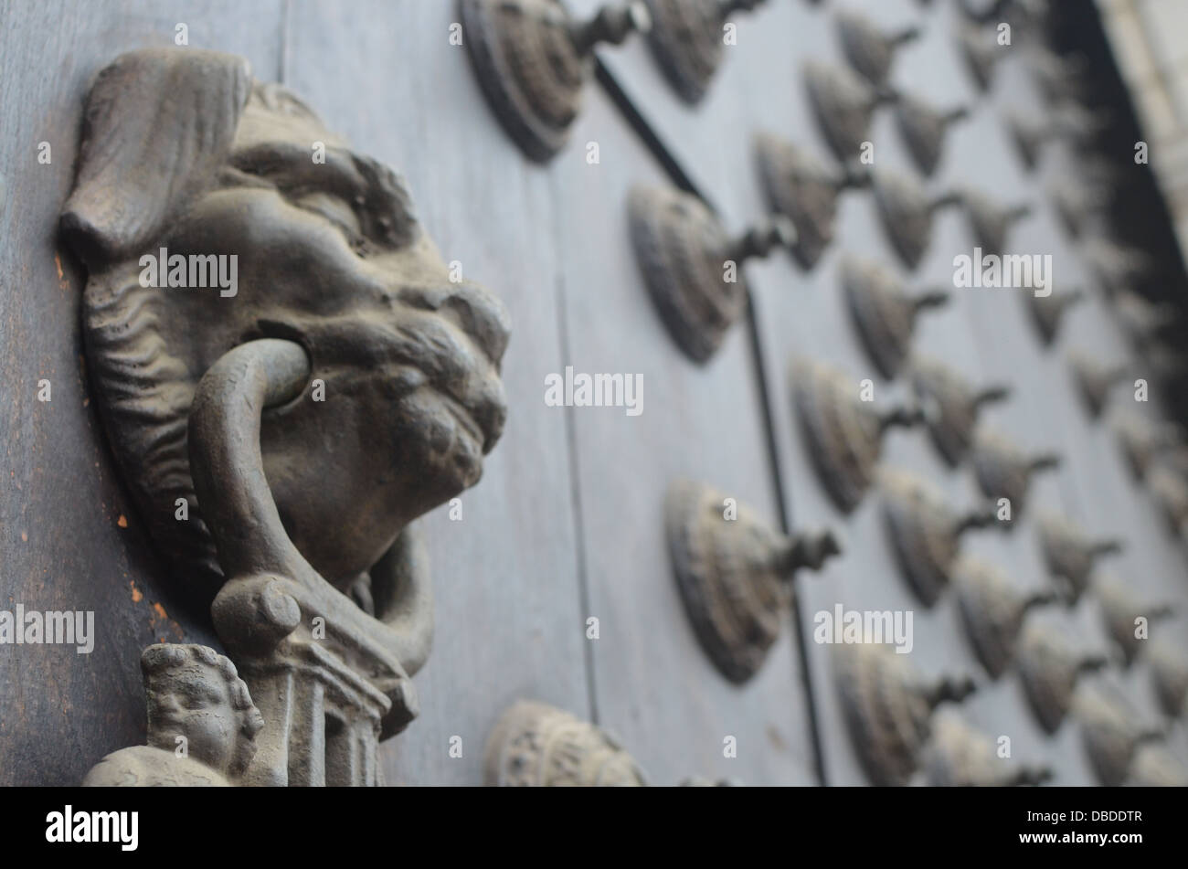 Heurtoir détail sur les portes de la cathédrale de Lima, Pérou Banque D'Images