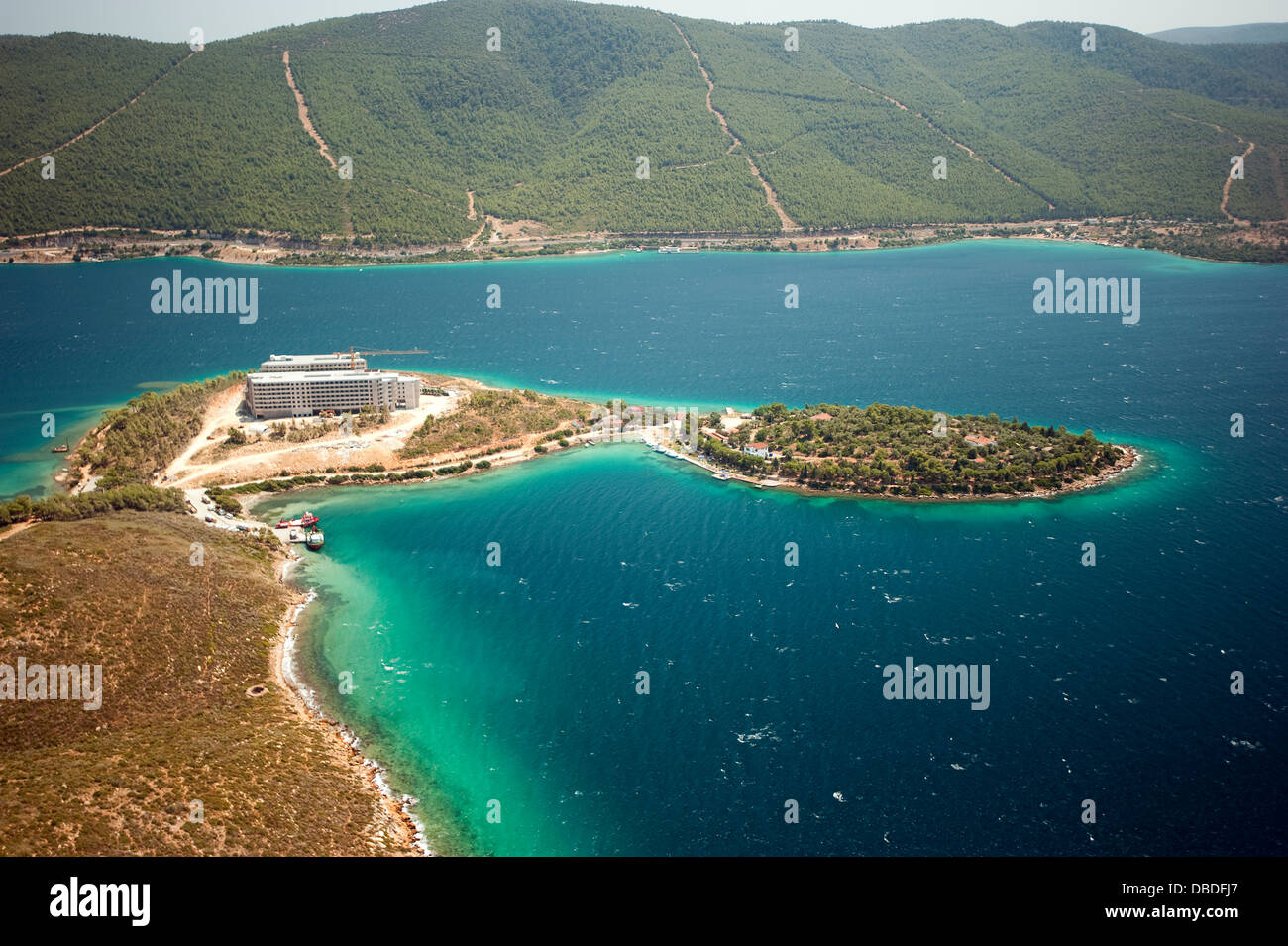 Vue aérienne de l'aménagement du littoral et de l'impact environnemental de la construction de l'hôtel à Güllük Bay Bodrum Turquie Banque D'Images