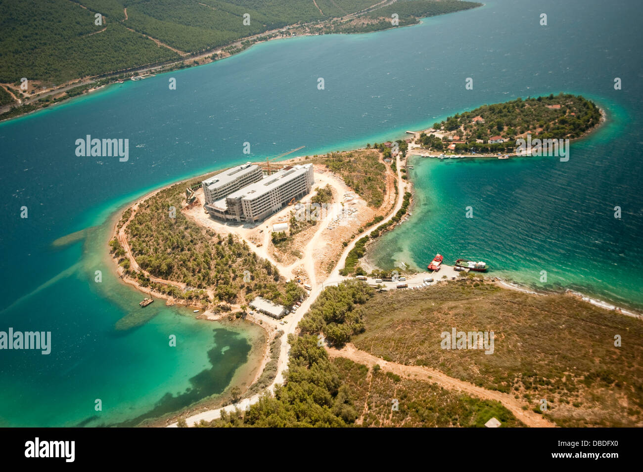 Vue aérienne de l'aménagement du littoral et de l'impact sur la construction de l'hôtel à Güllük Bay Bodrum Turquie Banque D'Images
