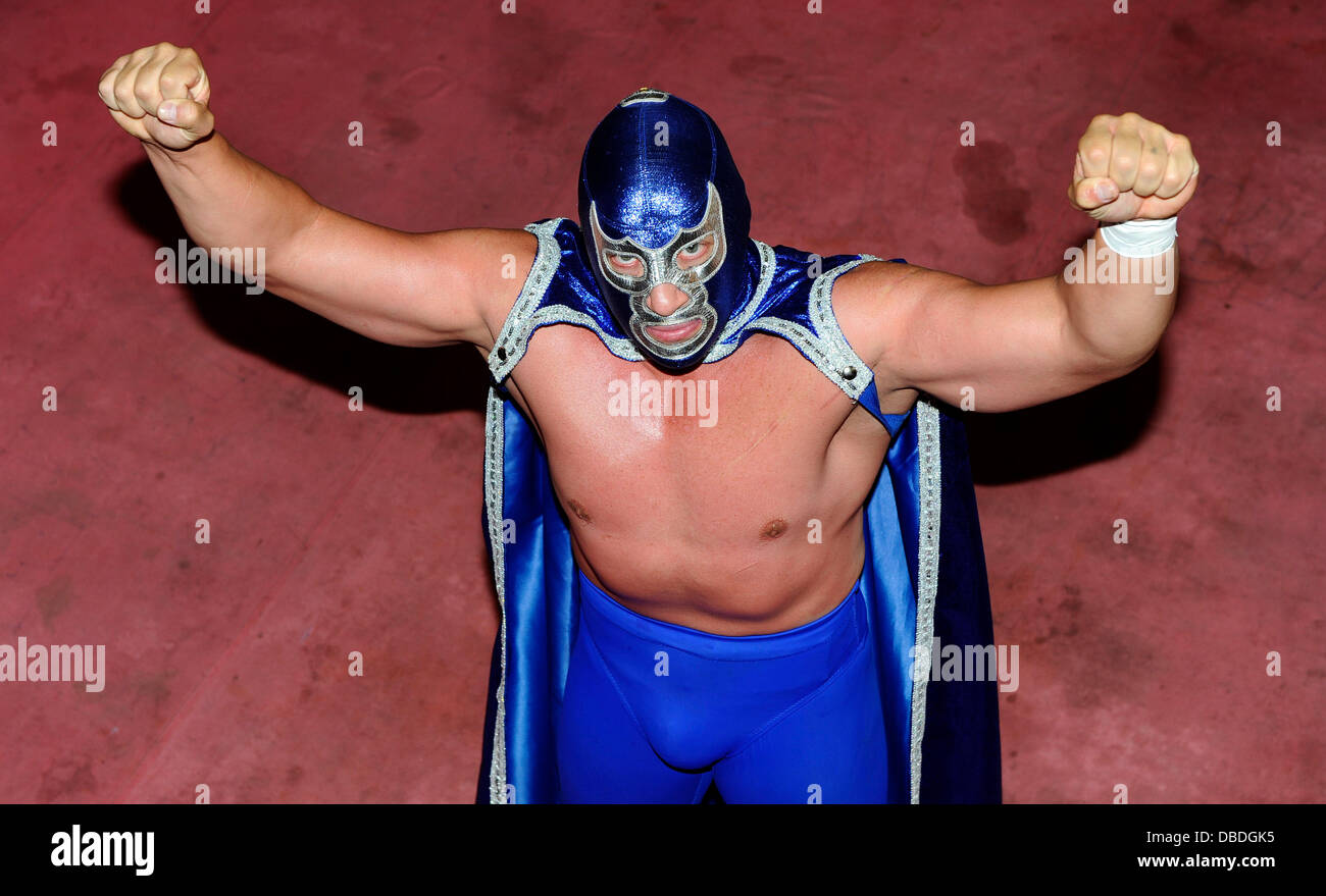 Cassandro (tenue rouge) et Blue Demon Jr(Bleu Outfit). High Noon Photo - Une invitation à Jeremy Clarkson Lucha Avenir. Mexicain de haut vol de stars du prochain Lucha événements futurs inviter Top Gear présentateur Clarkson à répéter ses vues sur Mexic Banque D'Images Cassandro (tenue rouge) et Blue Demon Jr(Bleu Outfit). High Noon Photo - Une invitation à Jeremy Clarkson Lucha Avenir. Mexicain de haut vol de stars du prochain Lucha événements futurs inviter Top Gear présentateur Clarkson à répéter ses vues sur Mexic Banque D'Images