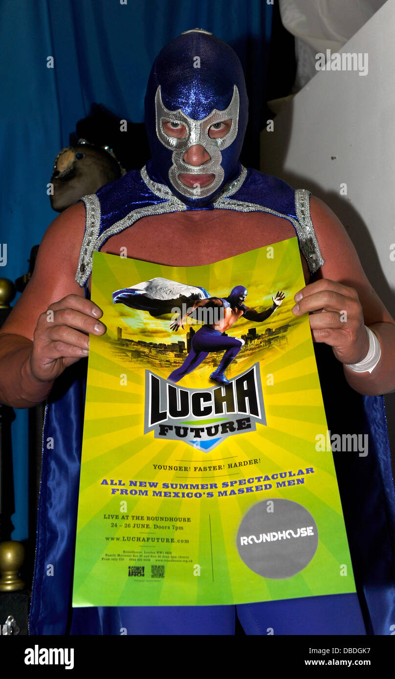 Cassandro (tenue rouge) et Blue Demon Jr(Bleu Outfit). High Noon Photo - Une invitation à Jeremy Clarkson Lucha Avenir. Mexicain de haut vol de stars du prochain Lucha événements futurs inviter Top Gear présentateur Clarkson à répéter ses vues sur Mexic Banque D'Images Cassandro (tenue rouge) et Blue Demon Jr(Bleu Outfit). High Noon Photo - Une invitation à Jeremy Clarkson Lucha Avenir. Mexicain de haut vol de stars du prochain Lucha événements futurs inviter Top Gear présentateur Clarkson à répéter ses vues sur Mexic Banque D'Images