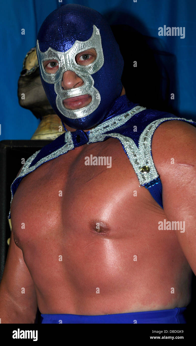 Cassandro (tenue rouge) et Blue Demon Jr(Bleu Outfit). High Noon Photo - Une invitation à Jeremy Clarkson Lucha Avenir. Mexicain de haut vol de stars du prochain Lucha événements futurs inviter Top Gear présentateur Clarkson pour répéter son point de vue sur le Mexique et les mexicains de l'anneau. Lieu : Galerie Résistance** 265 Poyser Street, Londres, Angleterre - 24.05.11 Banque D'Images Cassandro (tenue rouge) et Blue Demon Jr(Bleu Outfit). High Noon Photo - Une invitation à Jeremy Clarkson Lucha Avenir. Mexicain de haut vol de stars du prochain Lucha événements futurs inviter Top Gear présentateur Clarkson pour répéter son point de vue sur le Mexique et les mexicains de l'anneau. Lieu : Galerie Résistance** 265 Poyser Street, Londres, Angleterre - 24.05.11 Banque D'Images