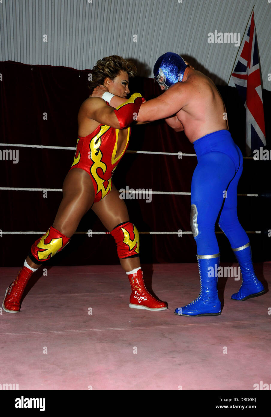 Cassandro (tenue rouge) et Blue Demon Jr(Bleu Outfit). High Noon Photo - Une invitation à Jeremy Clarkson Lucha Avenir. Mexicain de haut vol de stars du prochain Lucha événements futurs inviter Top Gear présentateur Clarkson à répéter ses vues sur Mexic Banque D'Images Cassandro (tenue rouge) et Blue Demon Jr(Bleu Outfit). High Noon Photo - Une invitation à Jeremy Clarkson Lucha Avenir. Mexicain de haut vol de stars du prochain Lucha événements futurs inviter Top Gear présentateur Clarkson à répéter ses vues sur Mexic Banque D'Images