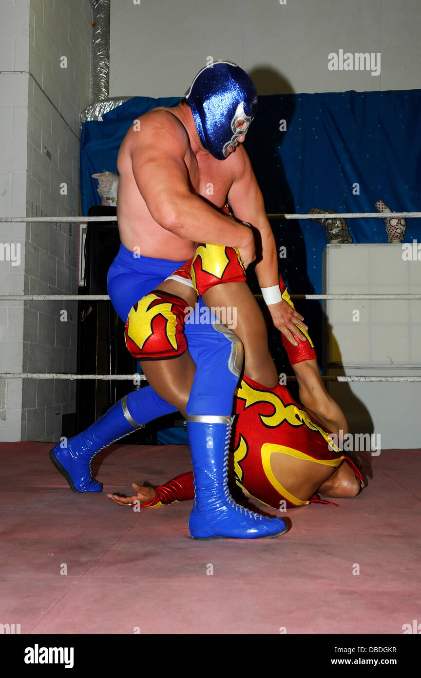 Cassandro (tenue rouge) et Blue Demon Jr(Bleu Outfit). High Noon Photo - Une invitation à Jeremy Clarkson Lucha Avenir. Mexicain de haut vol de stars du prochain Lucha événements futurs inviter Top Gear présentateur Clarkson pour répéter son point de vue sur le Mexique et les mexicains de l'anneau. Lieu : Galerie Résistance** 265 Poyser Street, Londres, Angleterre - 24.05.11 Banque D'Images Cassandro (tenue rouge) et Blue Demon Jr(Bleu Outfit). High Noon Photo - Une invitation à Jeremy Clarkson Lucha Avenir. Mexicain de haut vol de stars du prochain Lucha événements futurs inviter Top Gear présentateur Clarkson pour répéter son point de vue sur le Mexique et les mexicains de l'anneau. Lieu : Galerie Résistance** 265 Poyser Street, Londres, Angleterre - 24.05.11 Banque D'Images