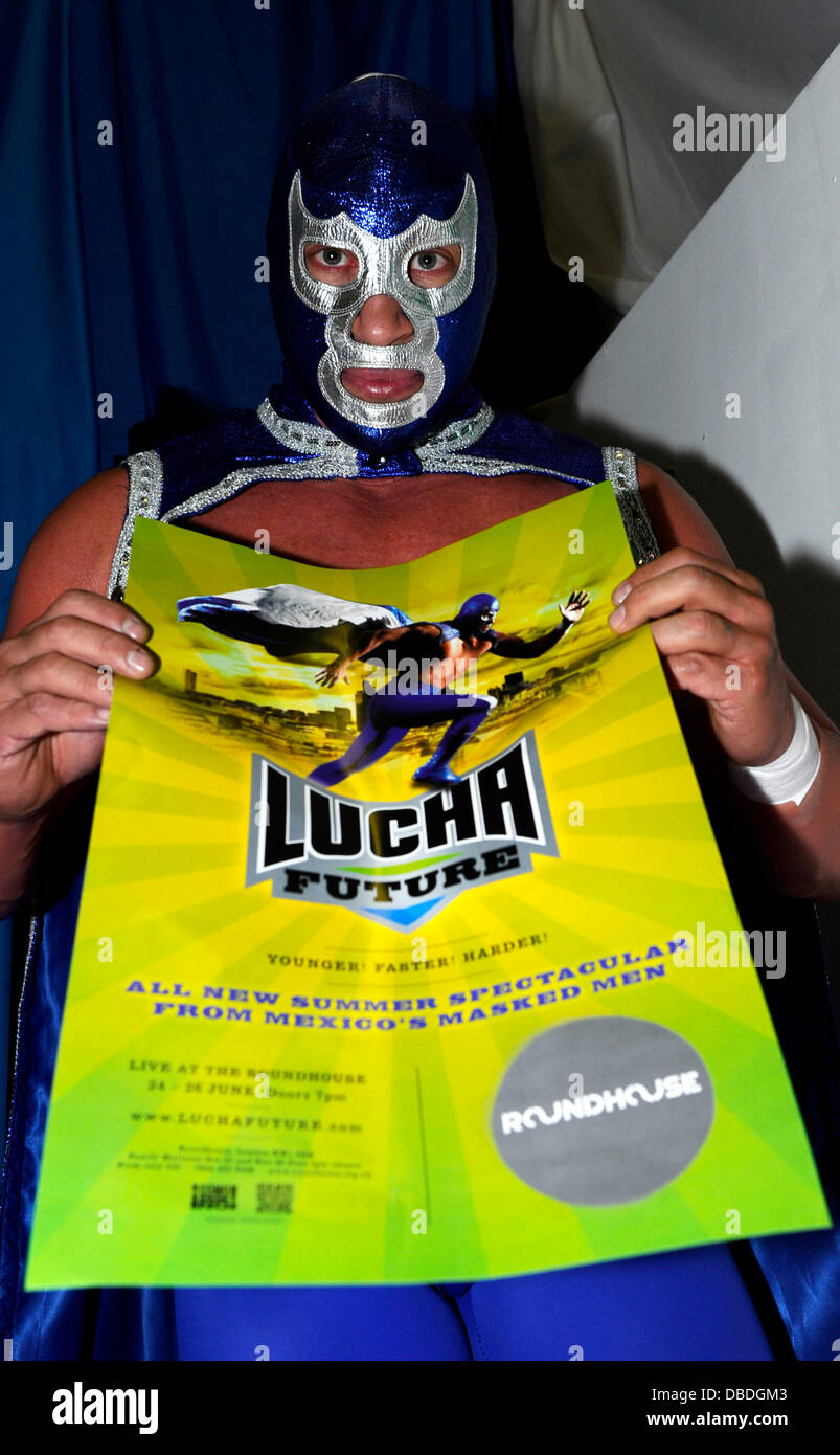 Cassandro (tenue rouge) et Blue Demon Jr(Bleu Outfit). High Noon Photo - Une invitation à Jeremy Clarkson Lucha Avenir. Mexicain de haut vol de stars du prochain Lucha événements futurs inviter Top Gear présentateur Clarkson pour répéter son point de vue sur le Mexique et les mexicains de l'anneau. Lieu : Galerie Résistance** 265 Poyser Street, Londres, Angleterre - 24.05.11 Banque D'Images Cassandro (tenue rouge) et Blue Demon Jr(Bleu Outfit). High Noon Photo - Une invitation à Jeremy Clarkson Lucha Avenir. Mexicain de haut vol de stars du prochain Lucha événements futurs inviter Top Gear présentateur Clarkson pour répéter son point de vue sur le Mexique et les mexicains de l'anneau. Lieu : Galerie Résistance** 265 Poyser Street, Londres, Angleterre - 24.05.11 Banque D'Images