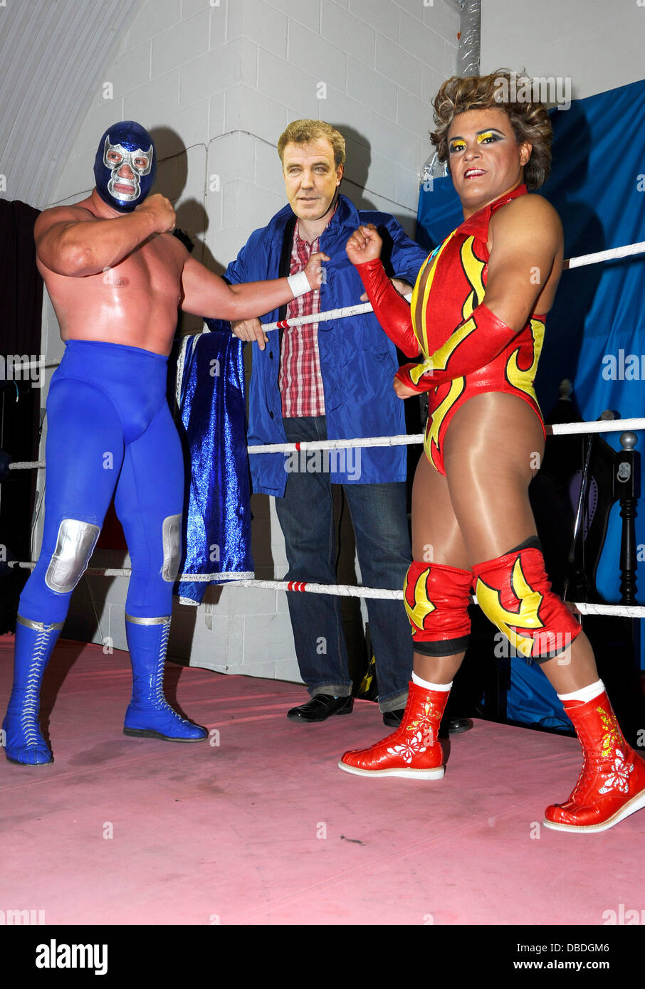 Cassandro (tenue rouge) et Blue Demon Jr(Bleu Outfit). High Noon Photo - Une invitation à Jeremy Clarkson Lucha Avenir. Mexicain de haut vol de stars du prochain Lucha événements futurs inviter Top Gear présentateur Clarkson pour répéter son point de vue sur le Mexique et les mexicains de l'anneau. Lieu : Galerie Résistance** 265 Poyser Street, Londres, Angleterre - 24.05.11 Banque D'Images Cassandro (tenue rouge) et Blue Demon Jr(Bleu Outfit). High Noon Photo - Une invitation à Jeremy Clarkson Lucha Avenir. Mexicain de haut vol de stars du prochain Lucha événements futurs inviter Top Gear présentateur Clarkson pour répéter son point de vue sur le Mexique et les mexicains de l'anneau. Lieu : Galerie Résistance** 265 Poyser Street, Londres, Angleterre - 24.05.11 Banque D'Images