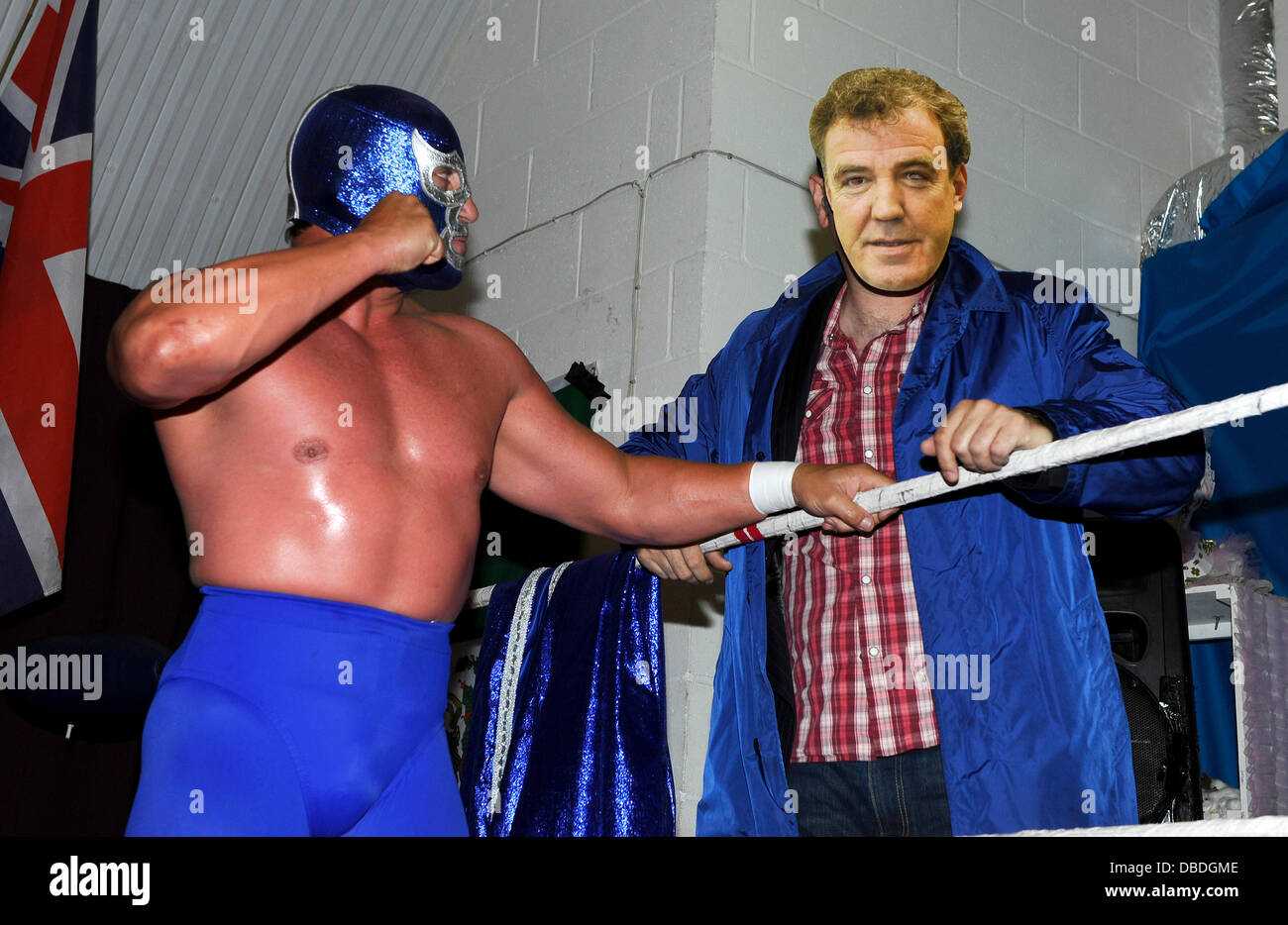 Cassandro (tenue rouge) et Blue Demon Jr(Bleu Outfit). High Noon Photo - Une invitation à Jeremy Clarkson Lucha Avenir. Mexicain de haut vol de stars du prochain Lucha événements futurs inviter Top Gear présentateur Clarkson à répéter ses vues sur Mexic Banque D'Images Cassandro (tenue rouge) et Blue Demon Jr(Bleu Outfit). High Noon Photo - Une invitation à Jeremy Clarkson Lucha Avenir. Mexicain de haut vol de stars du prochain Lucha événements futurs inviter Top Gear présentateur Clarkson à répéter ses vues sur Mexic Banque D'Images