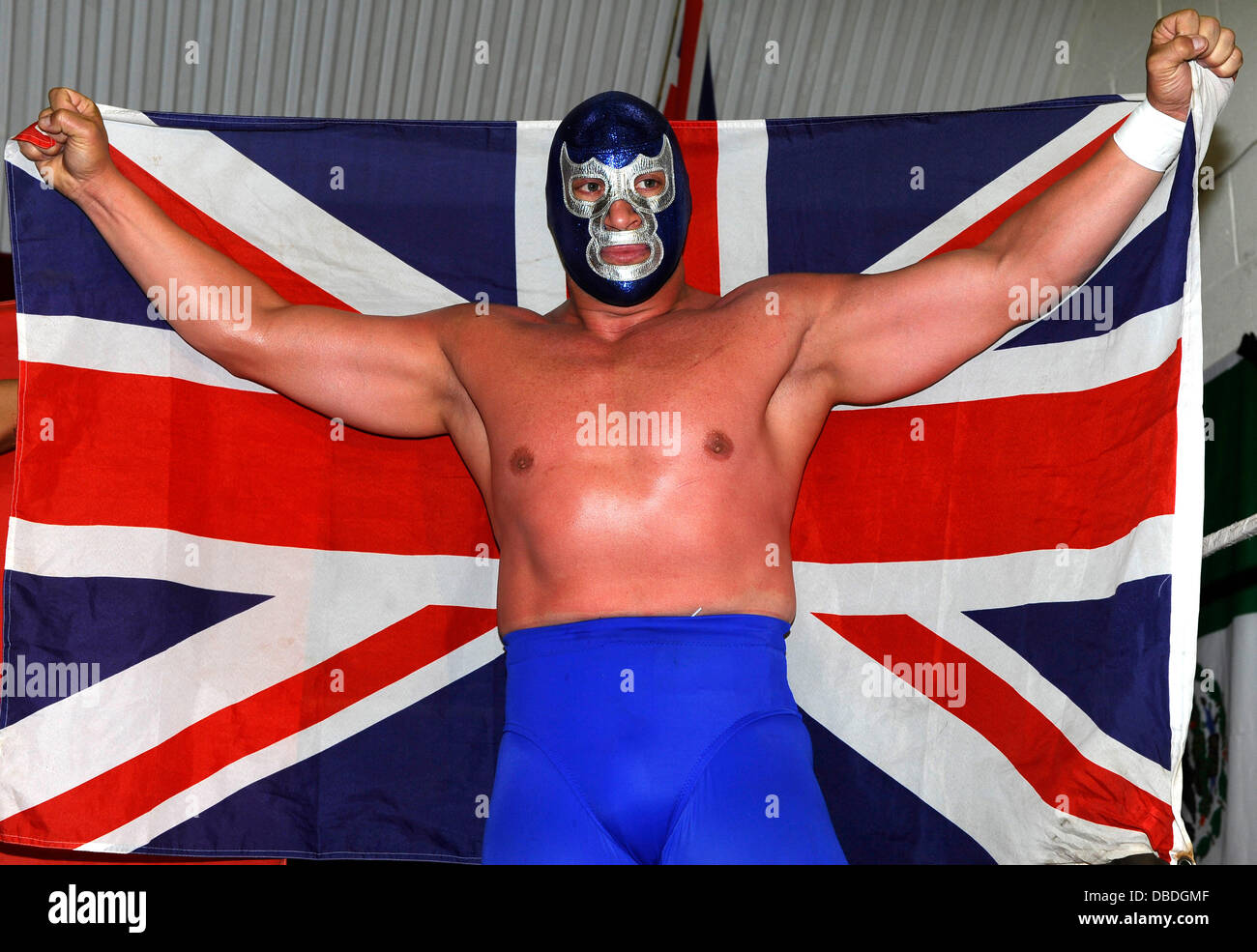 Cassandro (tenue rouge) et Blue Demon Jr(Bleu Outfit). High Noon Photo - Une invitation à Jeremy Clarkson Lucha Avenir. Mexicain de haut vol de stars du prochain Lucha événements futurs inviter Top Gear présentateur Clarkson à répéter ses vues sur Mexic Banque D'Images Cassandro (tenue rouge) et Blue Demon Jr(Bleu Outfit). High Noon Photo - Une invitation à Jeremy Clarkson Lucha Avenir. Mexicain de haut vol de stars du prochain Lucha événements futurs inviter Top Gear présentateur Clarkson à répéter ses vues sur Mexic Banque D'Images