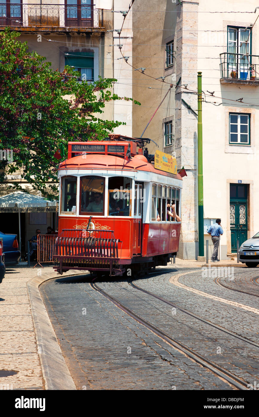 Visite guidée d'une rouge tramway à Lisbonne dans le quartier d'Alfama Banque D'Images