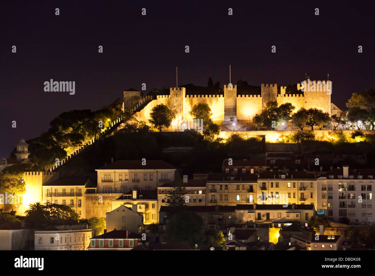 Château de São Jorge au-dessus de la vieille ville de Lisbonne la nuit Banque D'Images