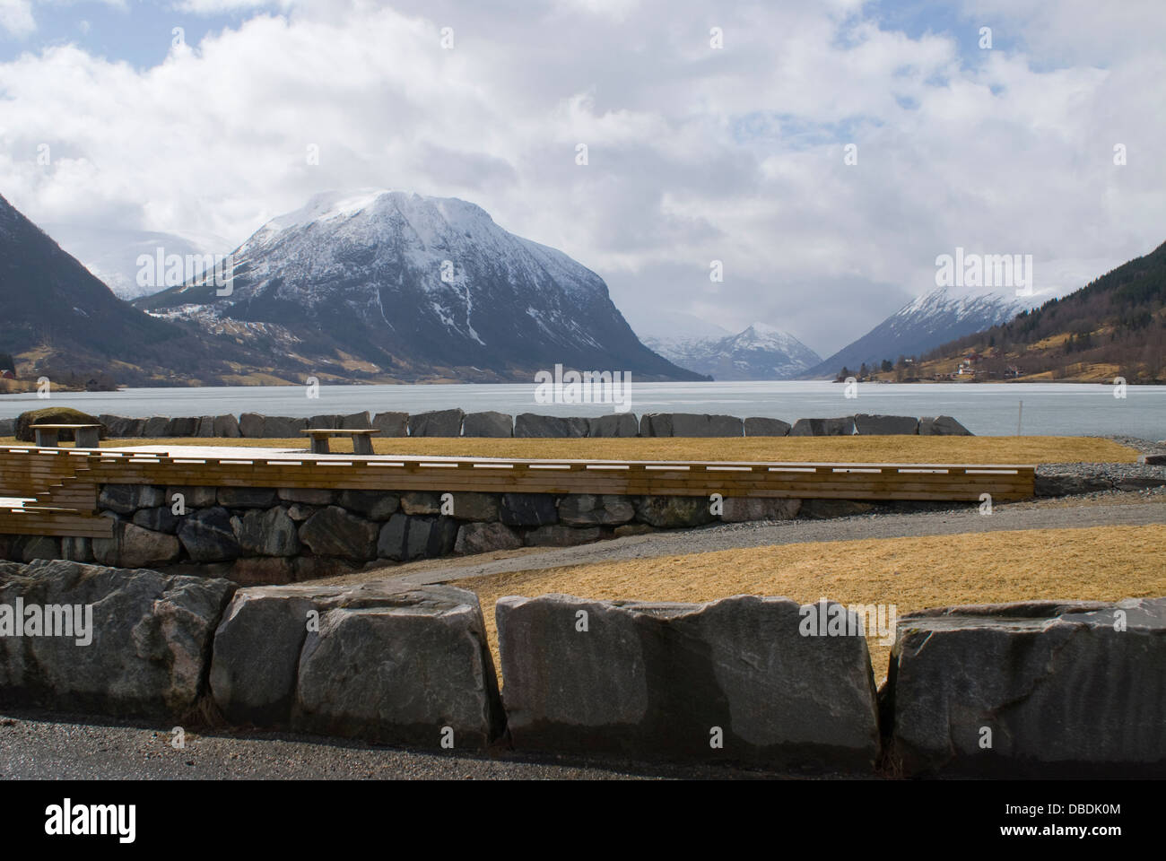 Zone de pique-niquer à Innvik-Fjord sur un jour froid, froid à la mi-printemps Banque D'Images