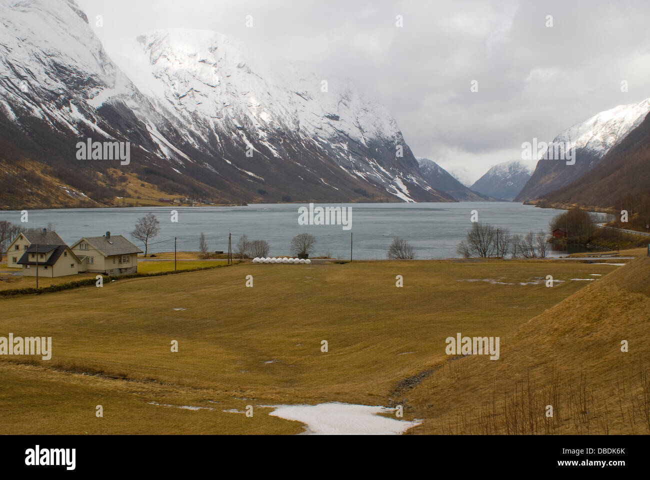 Ferme isolée à un fjord sur un jour froid à la mi-printemps, Norvège Banque D'Images