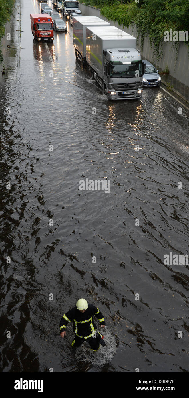 Les voitures et les camions de route sur la route fédérale B31, qui a été inondée par de fortes pluies, à Freiburg, Allemagne, 29 juillet 2013. Photo : PATRICK SEEGER Banque D'Images