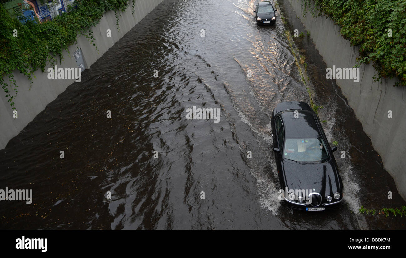 Les voitures roulent sur la route fédérale B31, qui a été inondée par de fortes pluies, à Freiburg, Allemagne, 29 juillet 2013. Photo : PATRICK SEEGER Banque D'Images