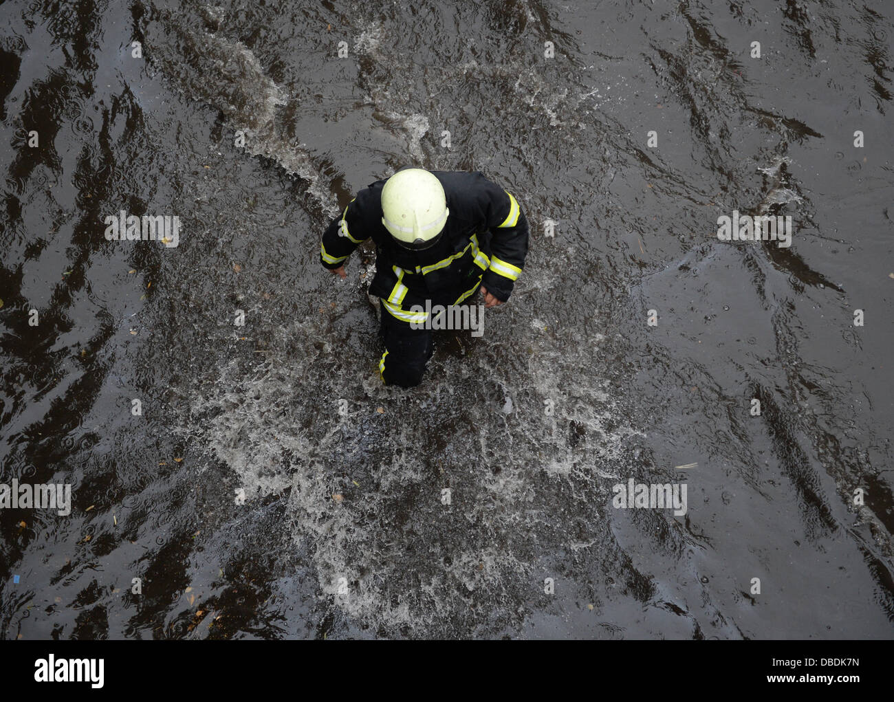 Un pompier promenades sur la route fédérale B31, qui a été inondée par de fortes pluies, à Freiburg, Allemagne, 29 juillet 2013. Photo : PATRICK SEEGER Banque D'Images