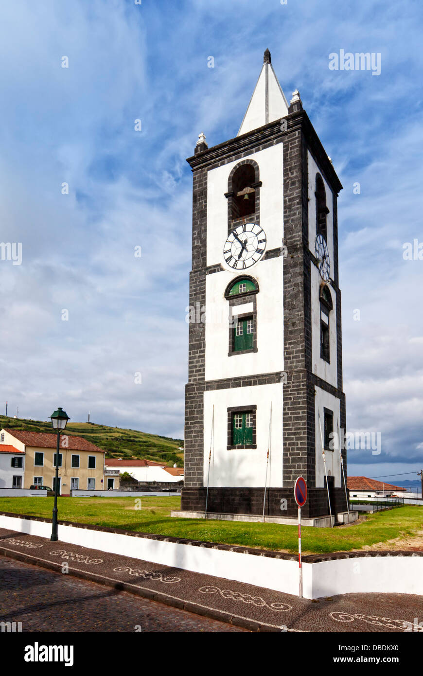 Torre Rélogio, restant clocher d'une ancienne église principale à Horta, île de Faial Banque D'Images