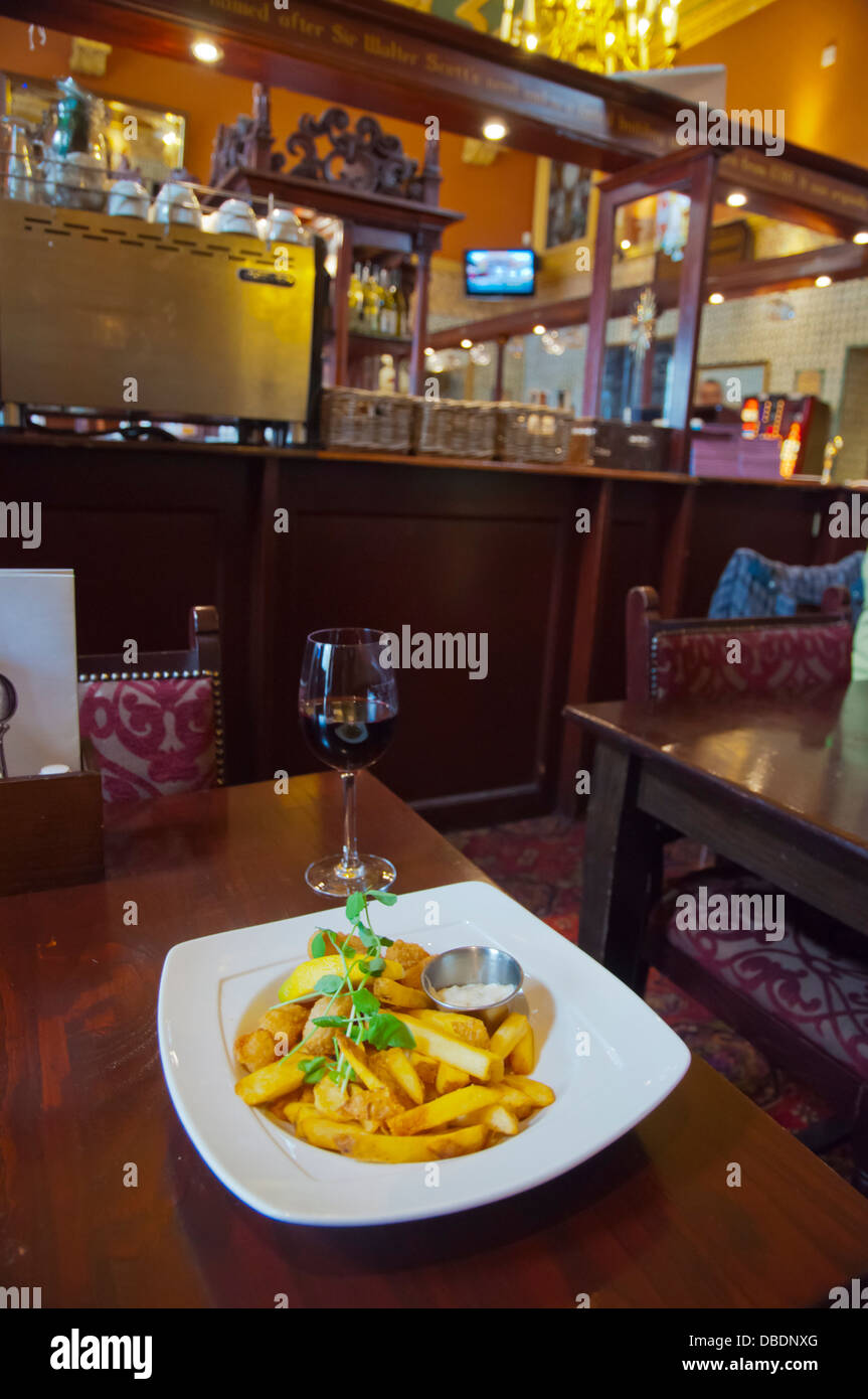 Le déjeuner de fruits de mer frits et les motifs et les éclats le Kenilworth pub rue Rose Nouvelle ville centre d'Édimbourg en Écosse Grande-bretagne UK Banque D'Images