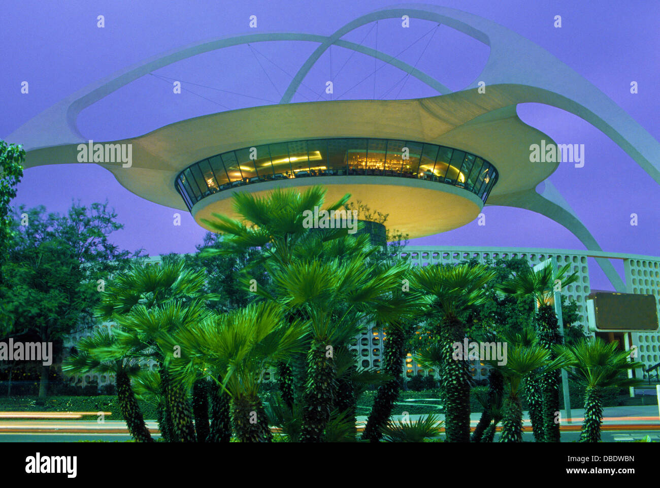 Un monument à l'Aéroport International de Los Angeles (LAX) en Californie, USA, est la rencontre avec restaurant et arcs paraboliques un design futuriste. Banque D'Images