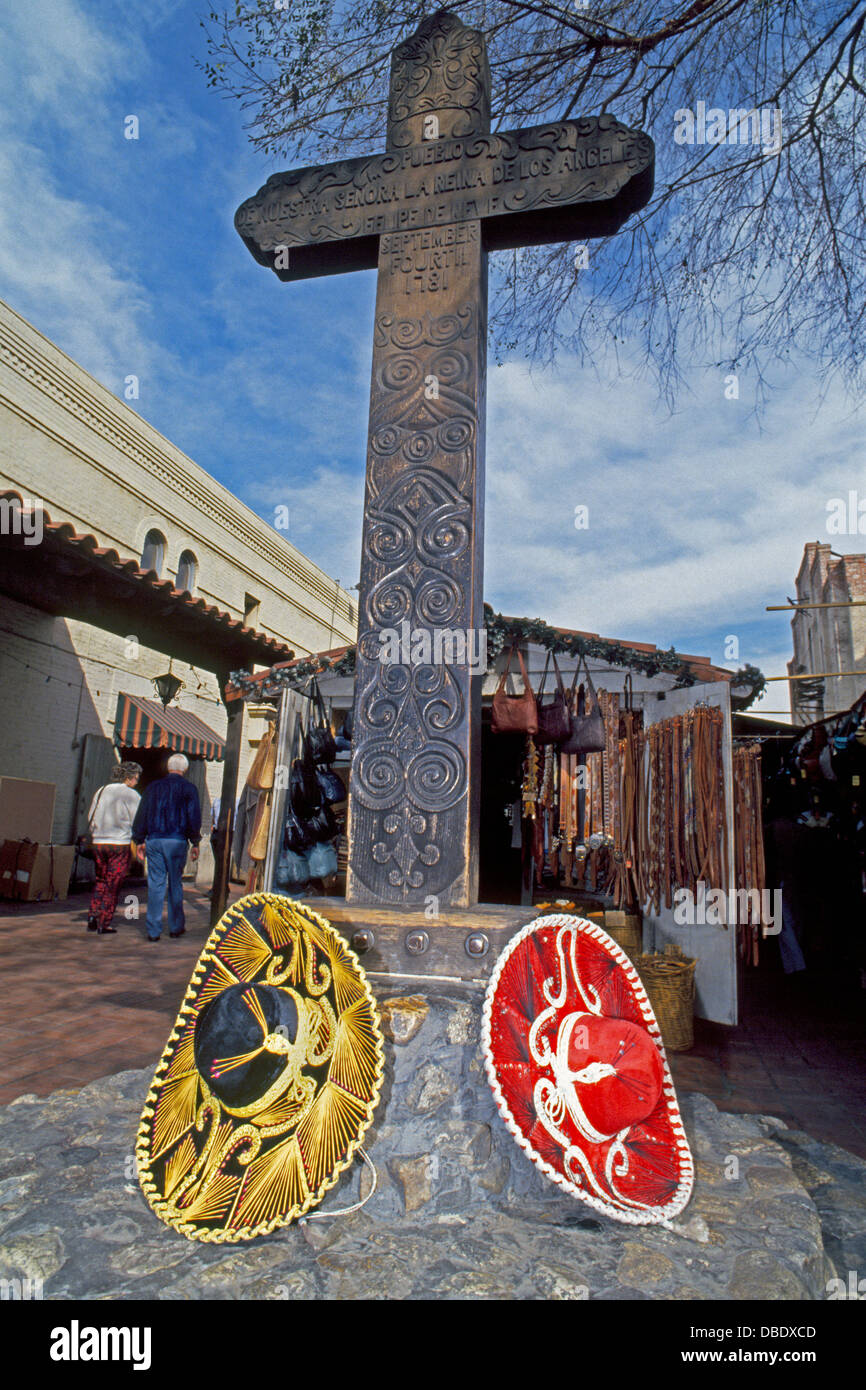 Deux sombreros mexicains s'affichent à la base d'une immense croix en bois qui marque la fondation d'El Pueblo de Los Angeles en 1781 en Californie, Etats-Unis. Banque D'Images