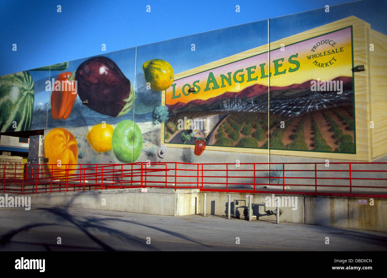 Une fresque murale monumentale de fruits et légumes colorés décore un entrepôt à Los Angeles produisent de gros marchés dans le sud de la Californie. Banque D'Images