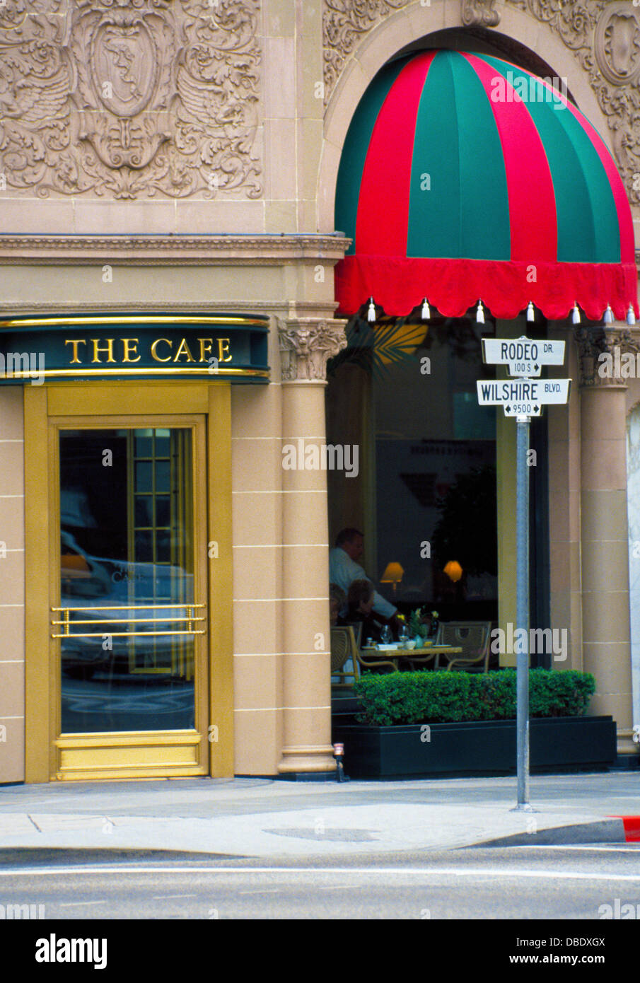 Au carrefour de la célèbre Rodeo Drive et Wilshire Boulevard est le quartier historique de Beverly Wilshire Hotel et son café à Los Angeles, Californie, USA. Banque D'Images