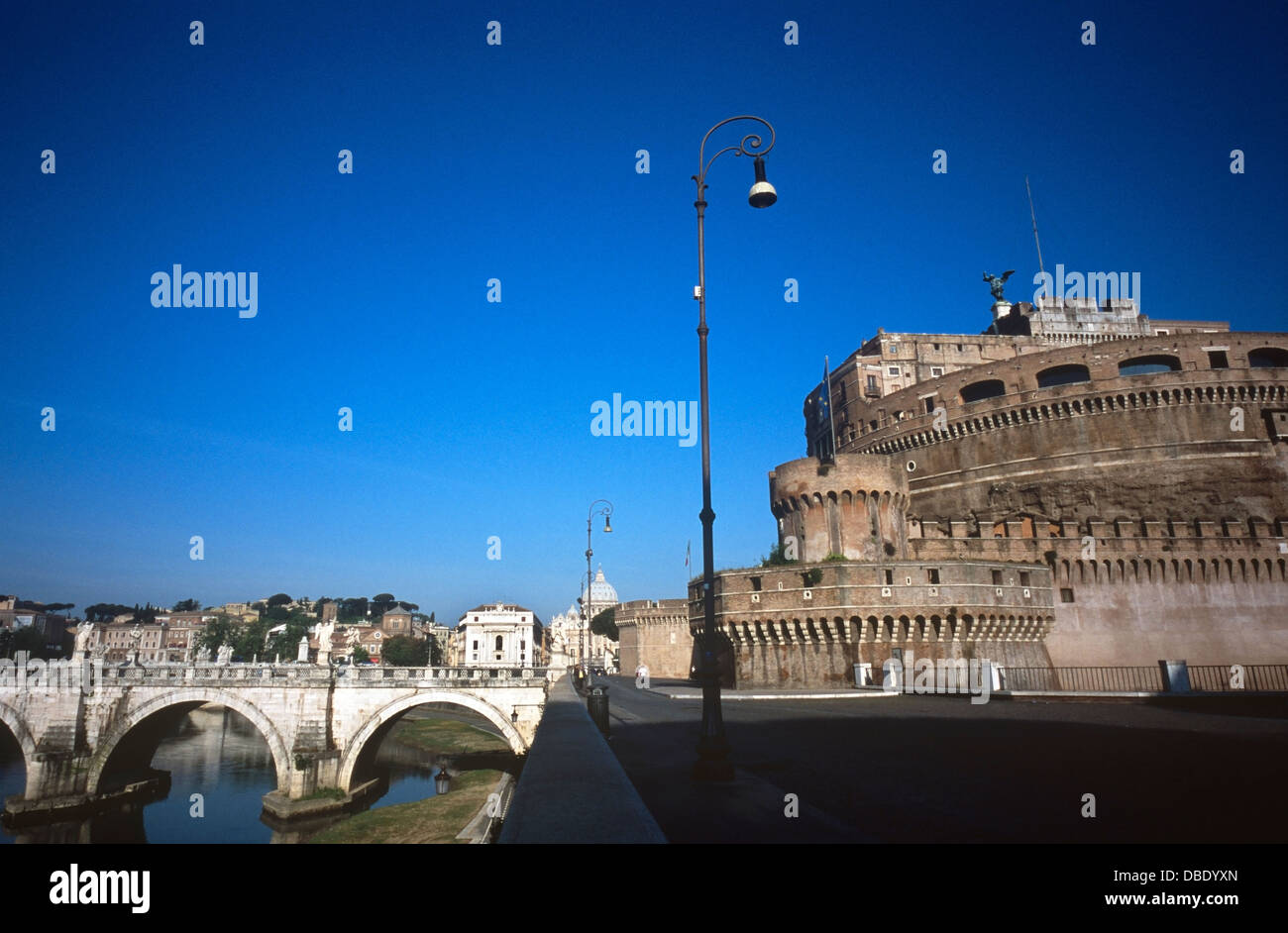Vue sur le château et le pont de Sant 'Angelo, près du Tibre, et le Vatican dans l'arrière-plan Banque D'Images