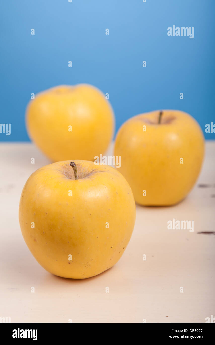 Frais mûrs pommes Golden Delicious dans un studio. Banque D'Images