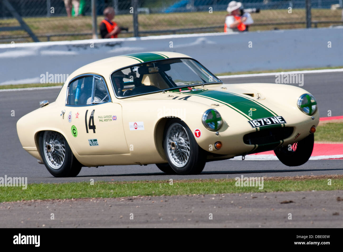 Lotus Elite entraîné par Paul Garside et Philip Weston dans le RAC Tourist Trophy pour véhicules historiques (avant '63 GT) Banque D'Images