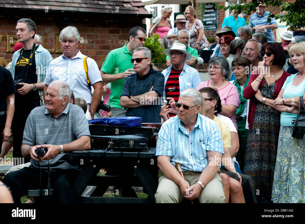 Personnes à un festival de ukulélé en regardant un spectacle Banque D'Images