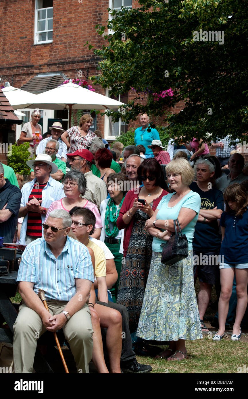 Personnes à un festival de ukulélé en regardant un spectacle Banque D'Images