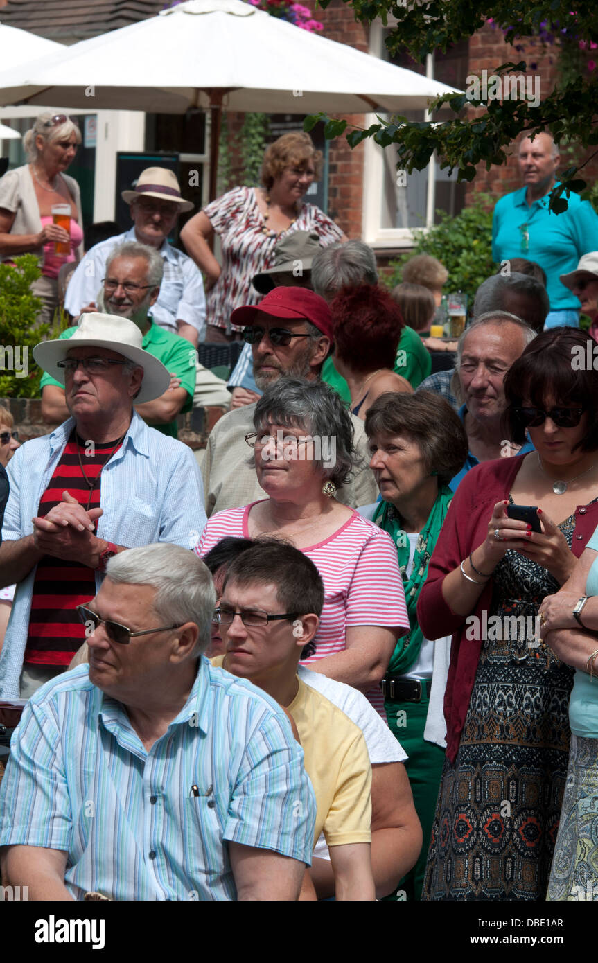 Personnes à un festival de ukulélé en regardant un spectacle Banque D'Images